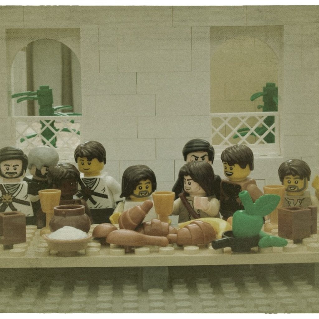 Jeesus ja opetuslapset pöydän ympärillä aterioimassa